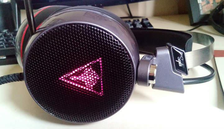 Esta es la semana de los auriculares en El Androide Feliz. Si bien hace unos días Senkaze nos contaba su experiencia con unos interesantes auriculares Bluetooth para hacer deporte, hoy nos desplazamos a la mesa de trabajo para hablaros de unos cascos para PC que nos han sorprendido por su buena relación calidad-precio. Hoy, hablamos de los auriculares gaming AUKEY. ¡Comenzamos! Auriculares gaming AUKEY en análisis: cascos con retroiluminación RGB, micrófono flexible y una buena cancelación de sonido Hace ya unos cuantos meses que destrocé “por error” los auriculares con orejas de gato suelo utilizar para escuchar música y echar partidas en el ordenador. La verdad es que eran de bastante mala calidad, así que esta vez he optado por unos cascos con un poco más de fundamento. Estos auriculares de AUKEY cuentan con varios aspectos que me han llamado la atención, y como tienen un precio razonable he decidido probar suerte. Ya había probado otros productos de este fabricante (por ejemplo este teclado mecánico), y como la experiencia había sido positiva sabía que más o menos pisaba sobre seguro. Tampoco os voy a vender la moto diciendo que son los mejores auriculares para gaming del mundo, eso está claro. Pero para el precio que tienen sí que es verdad que ofrecen una experiencia más que satisfactoria para el usuario medio. Diseño (retroilunminacion) A nivel de diseño, nos encontramos con unos auriculares grandes, que cubren la oreja por completo. En el casco izquierdo se sitúan el control de volumen y el potenciador de bajos, y cuenta con un extenso cable de 2.2 metros con conector USB para el PC. Lo más llamativo de estos AUKEY sin duda es el logotipo retroiluminado mediante LEDS que va cambiando de color de forma automática (el LED del micrófono siempre es azul). Sin duda no es más que un detalle, pero le da un toque elegante y cool que personalmente me gusta un rato largo. Calidad del audio y cancelación del sonido Lo primero que he advertido al probar estos cascos es que la calidad de sonido (canal virtual 7.1), especialmente cuando activamos el interruptor de vibración, es espectacular. Si estamos jugando a algún videojuego con mucha acción y disparos, o escuchando música con bajos bien marcados, resulta obligatorio activar el botoncito que tenemos en el casco izquierdo. Muy recomendable. Un consejo: si tenéis Spotify a mano, escuchad el tema “A New Error” de Moderat con el interruptor de vibración activado. Una pasada. Micrófono flexible Tratándose de unos cascos para gamers no podemos dejar de mencionar el micrófono. Quizá este sea el punto más flojo de estos AUKEY. Su volumen no es todo lo alto que pudiéramos desear. Esto significa que si estamos jugando online tendremos que asegurarnos de hablar bien claro o de subir el volumen del micrófono. Por lo demás, es un micrófono retráctil y flexible, algo que viene muy bien para tenerlo guardado y que no moleste cuando no lo estamos utilizando. Precio y disponibilidad Los auriculares gaming AUKEY actualmente, a fecha 27 de abril de 2018, tienen un precio de 29.99 euros en Amazon. Después de 2 semanas haciendo un uso intensivo de estos cascos, la sensación que me queda es de satisfacción. Son un poco pesados y el micro tiene sus cosillas, pero para jugar y escuchar música, que al final es lo que importa, se han comportado como titanes. Amazon | Comprar auriculares AUKEY