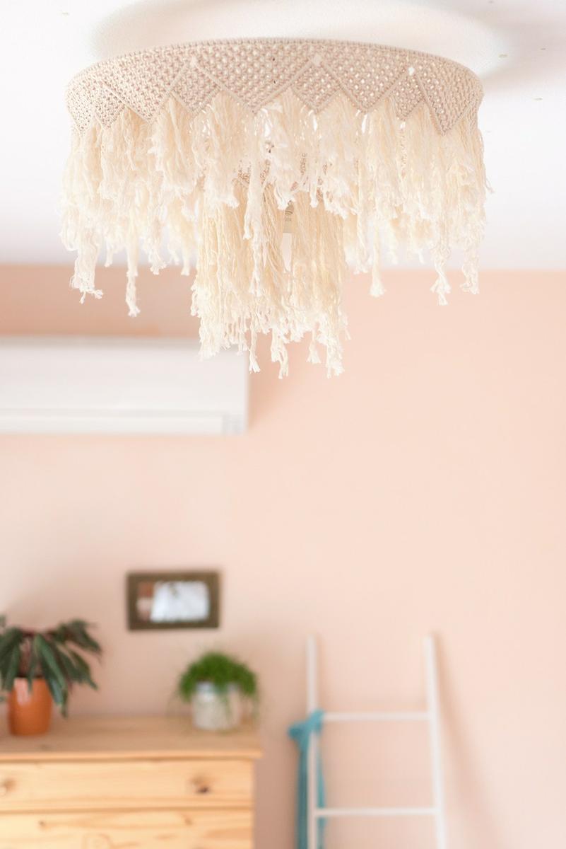 Lampara de Macrame DIY, visto en "I am a Mess Blog"