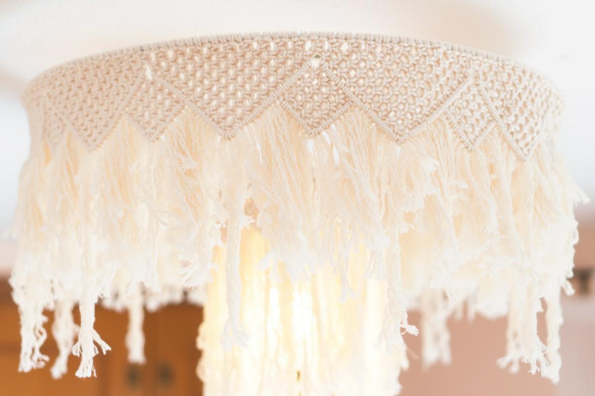 Lampara de macrame DIY, Visto en "I am a Mess Blog"