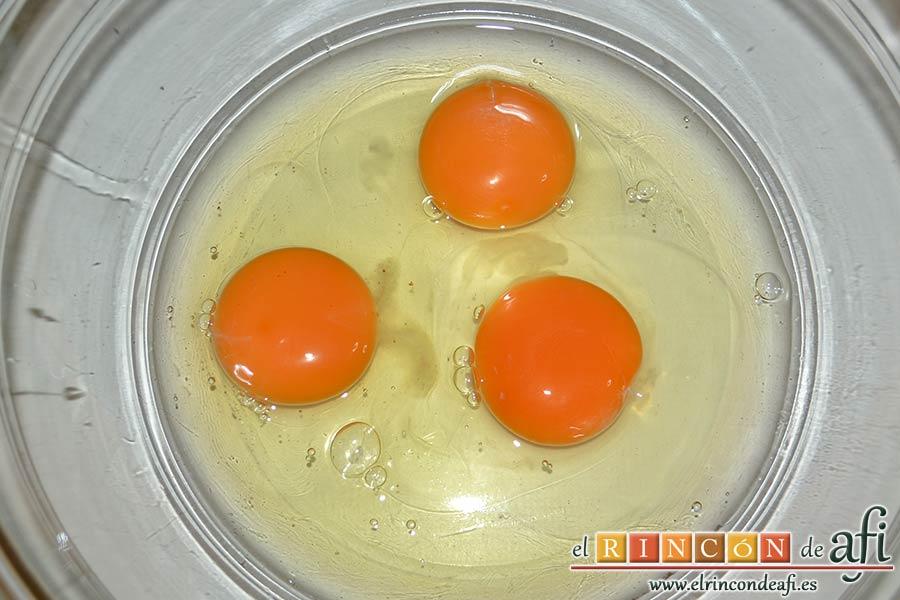 Rosquillas tradicionales, poner los huevos en un bol grande