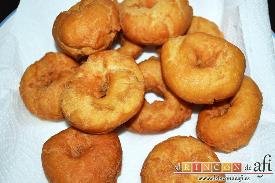 Rosquillas tradicionales, ponerlas en papel absorbente para quitar el exceso de aceite
