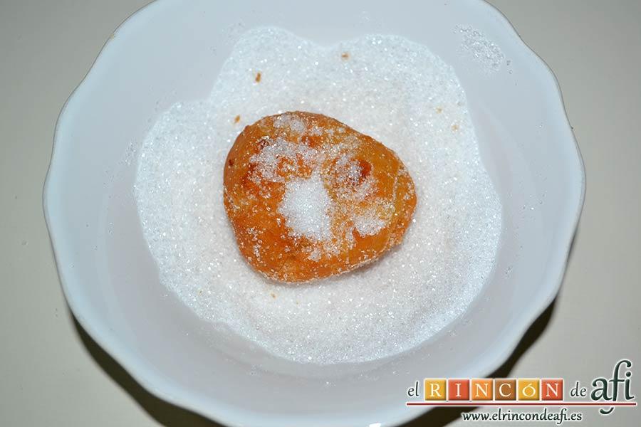 Rosquillas tradicionales, pasar por azúcar