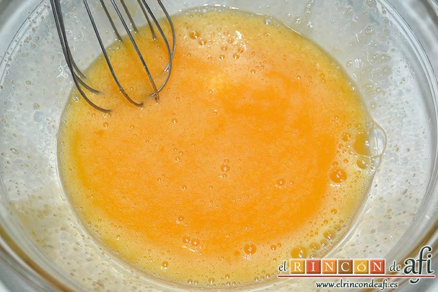 Rosquillas tradicionales, mezclar con varillas manuales