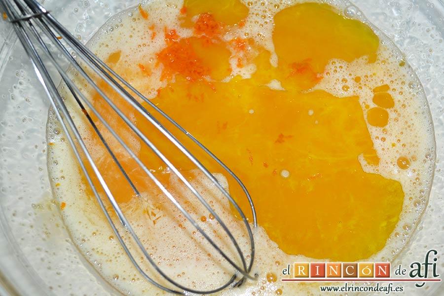 Rosquillas tradicionales, añadir el aceite de oliva, el zumo de naranja con su ralladura y el anís