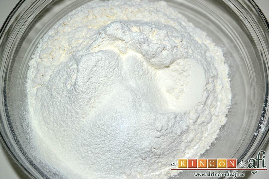 Rosquillas tradicionales, poner en otro bol la harina tamizada y la levadura tamizada