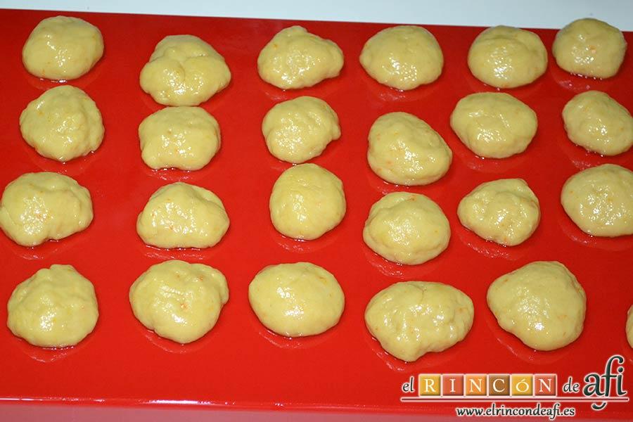 Rosquillas tradicionales, con las manos untadas en aceite ir formando bolitas de masa