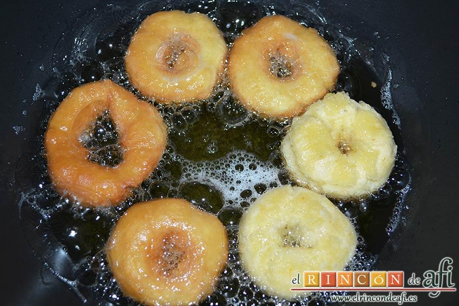 Rosquillas tradicionales, darle forma de rosquillas a la masa e ir friendo