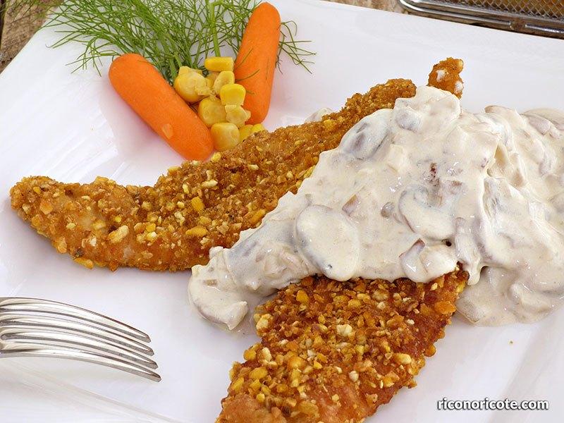 Pechugas empanadas con salsa de champiñones