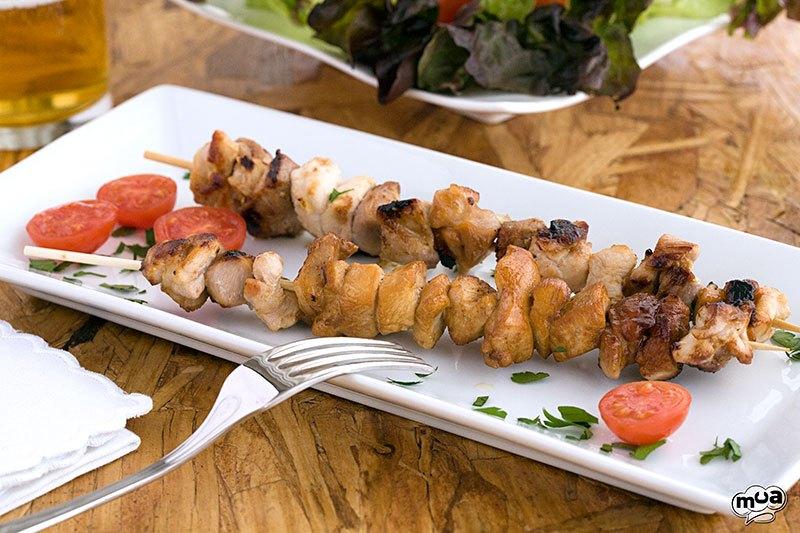 Brochetas de pollo marinadas