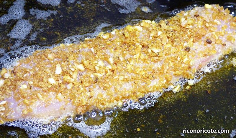 Pechugas empanadas con salsa de champiñones