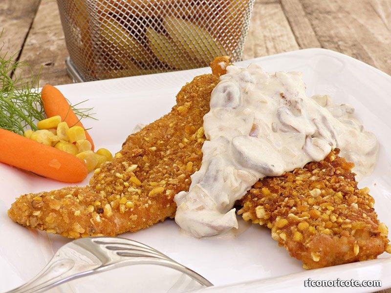 Pechugas empanadas con salsa de champiñones