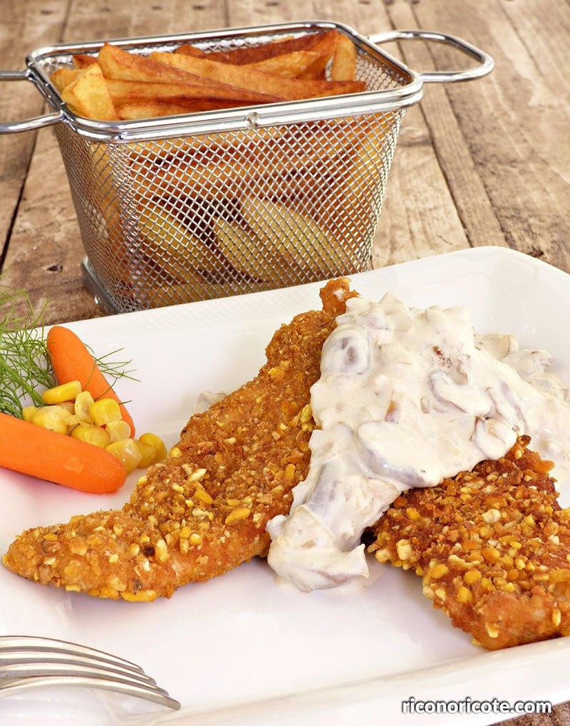 Pechugas empanadas con salsa de champiñones