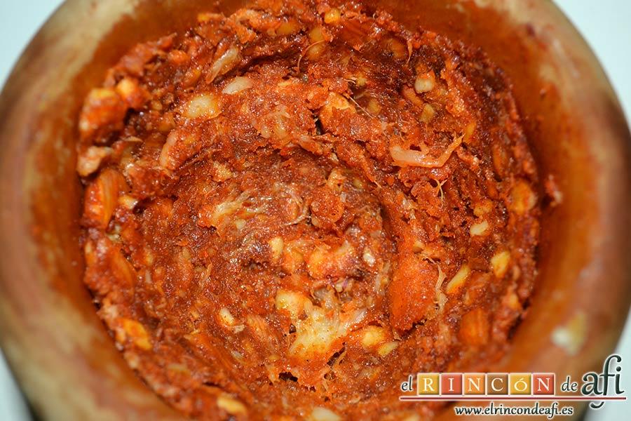 Sopa de pan con majada de almendras, mezclar todo bien para integrar