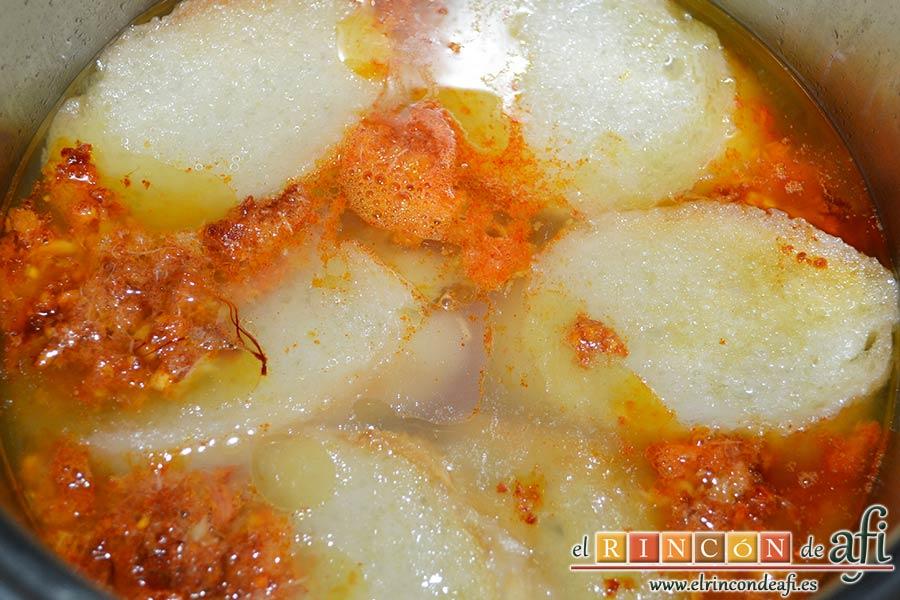 Sopa de pan con majada de almendras, separar el calentador del fuego y agregar la majada