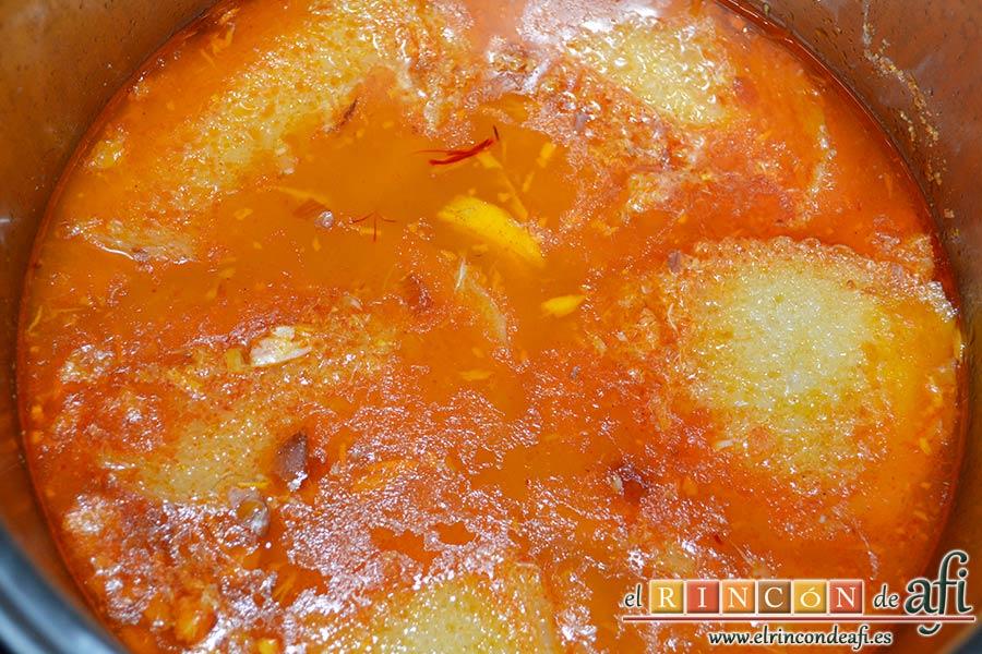 Sopa de pan con majada de almendras, volver a poner al fuego tapado unos diez minutos
