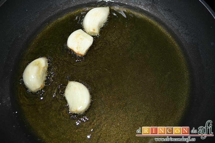 Sopa de pan con majada de almendras, dorar los dientes de ajo pelados