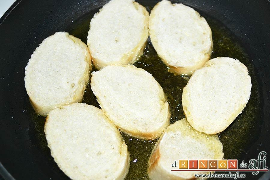 Sopa de pan con majada de almendras, en el mismo aceite dorar las rebanadas de pan
