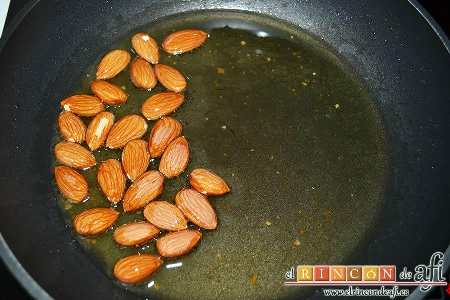 Sopa de pan con majada de almendras, en el mismo aceite dorar las almendras