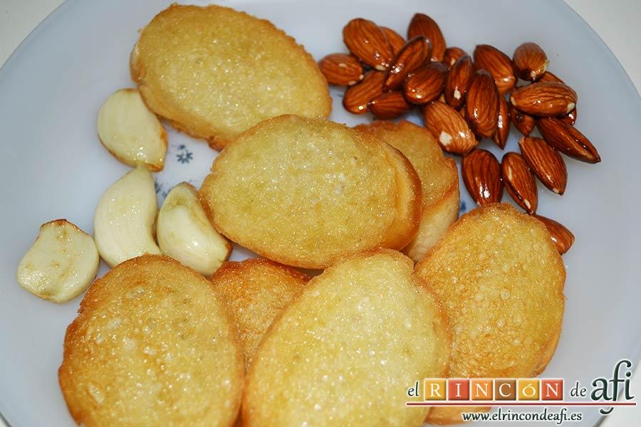 Sopa de pan con majada de almendras, reservarlo todo