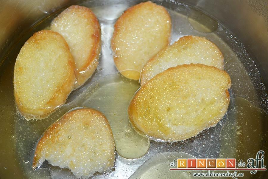 Sopa de pan con majada de almendras, poner a calentar agua y cuando hierva, añadir el aceite y el resto de las rebanadas de pan