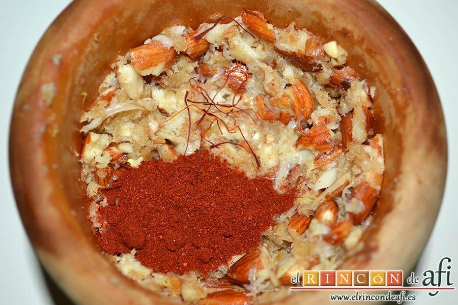Sopa de pan con majada de almendras, añadir a la majada las almendras rehogadas, la cucharadita de pimentón dulce, unas hebras de azafrán, una pizca de sal y un chorrito de vinagre
