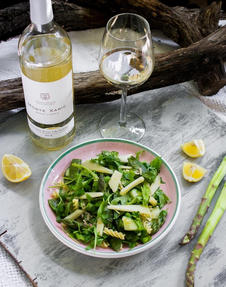 Platillos de verano y su maridaje: ensalada de espárragos y Manchego de Oveja con Monte Xanic Sauvignon Blanc Viña Kristel