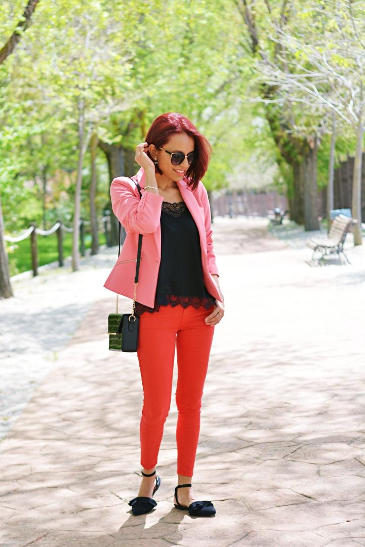 Look con rojo y rosa