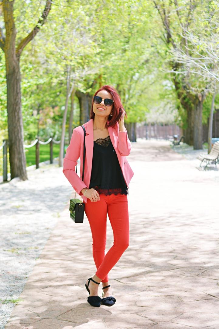 Look con pantalón rojo
