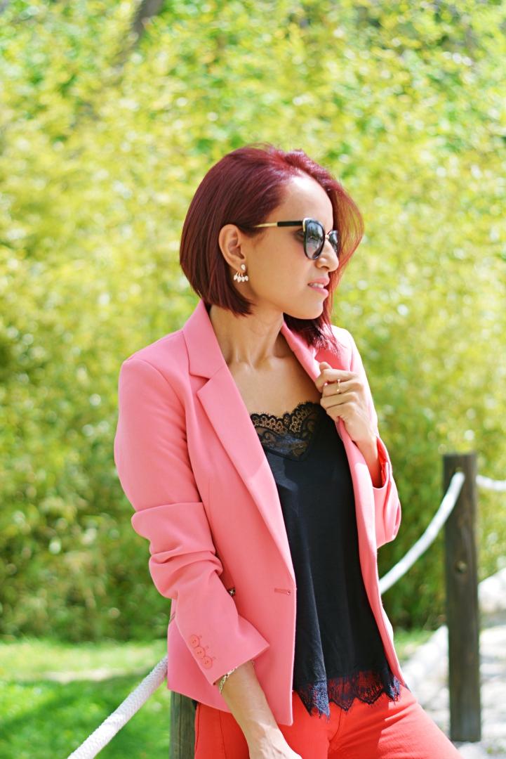 Outfit con top lencero y americana rosa