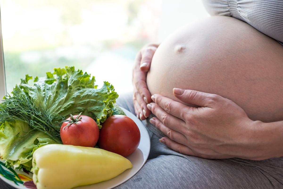 Una buena alimentación durante el embarazo previene la mayor parte de riesgos para el feto