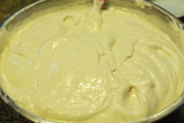 masa cruda de torta en un molde redondo