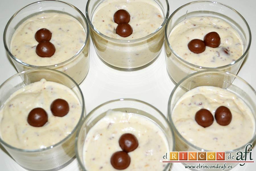 Mousse de Maltesers, disponer en los recipientes y decorar con los Maltesers reservados