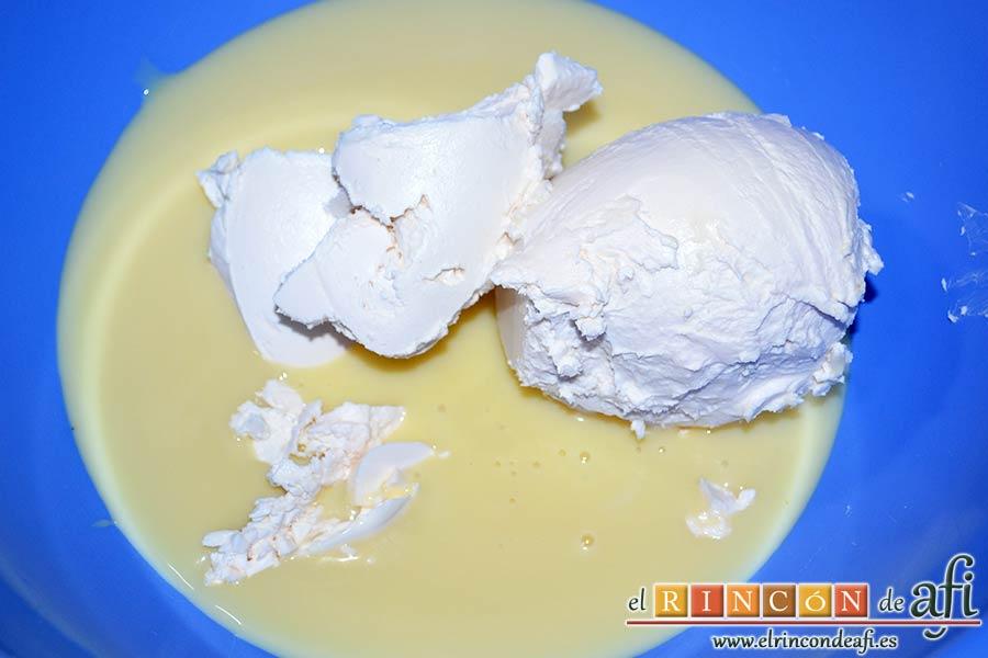 Mousse de Maltesers, poner en un bol la leche condensada y la nata (crema de leche) Ermol