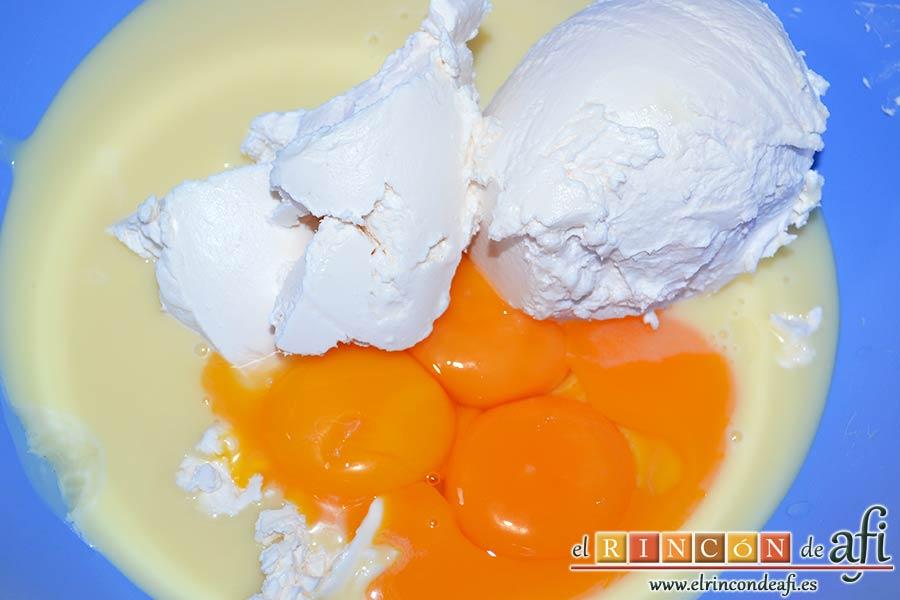 Mousse de Maltesers, añadir las yemas de los huevos
