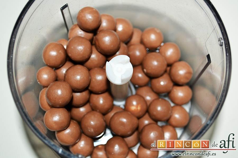 Mousse de Maltesers, poner el resto de Maltesers en un vaso picador