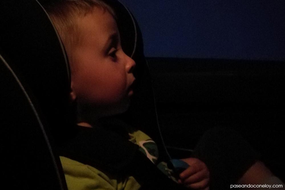 Niño pequeño montado en una silla acontramarcha