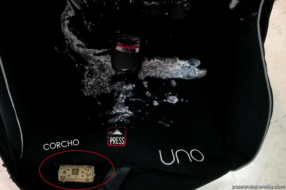 silla de bebé de coche con vómito