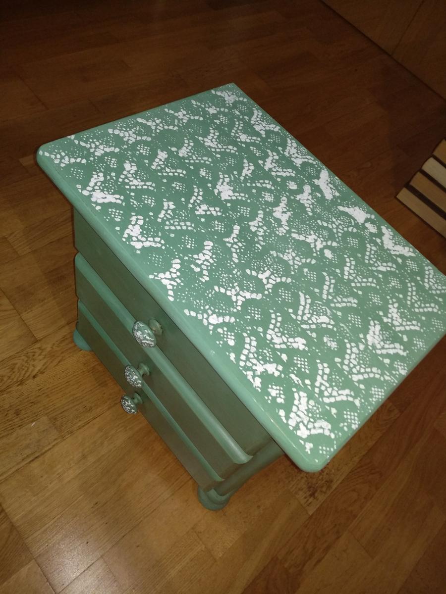 decorar-mesita-blonda-como-stencil