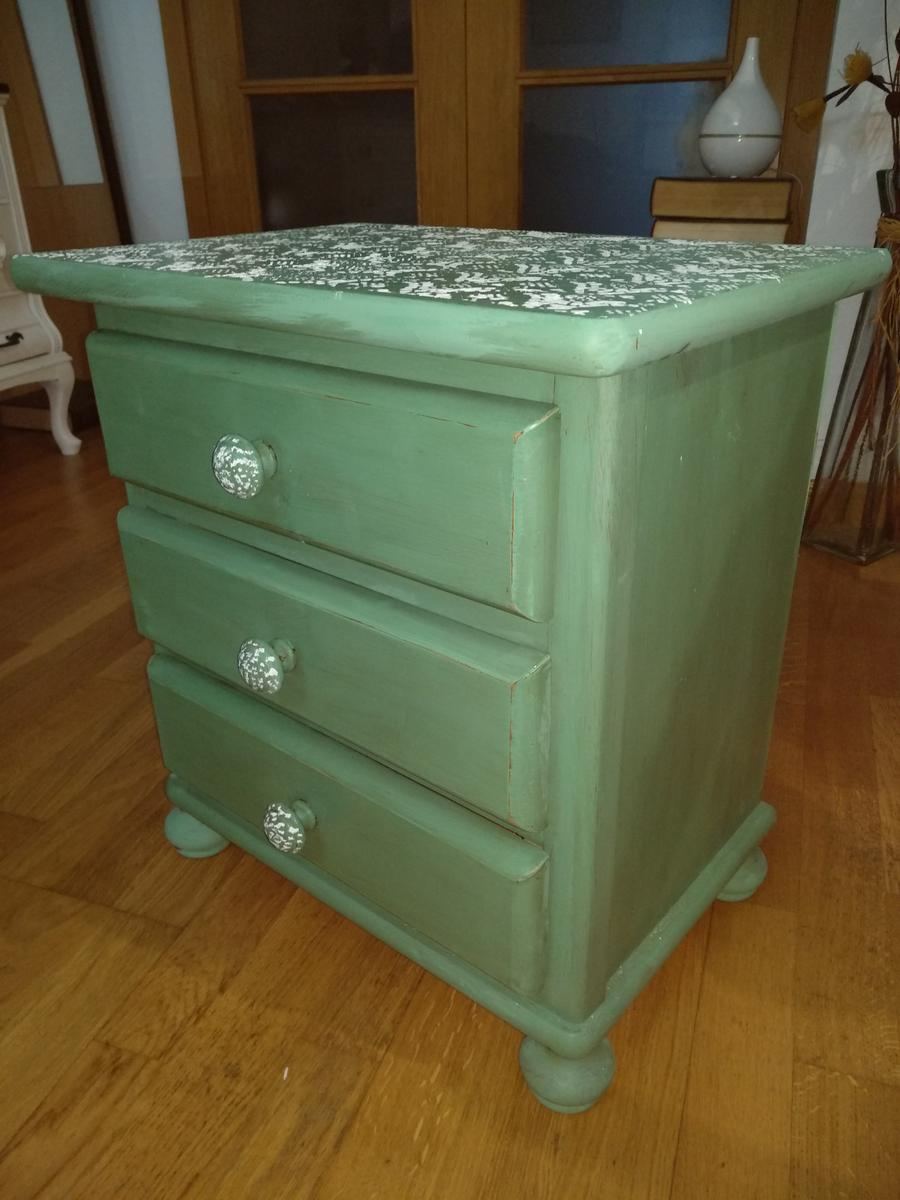 decorar-mesita-con-blonda-como-stencil