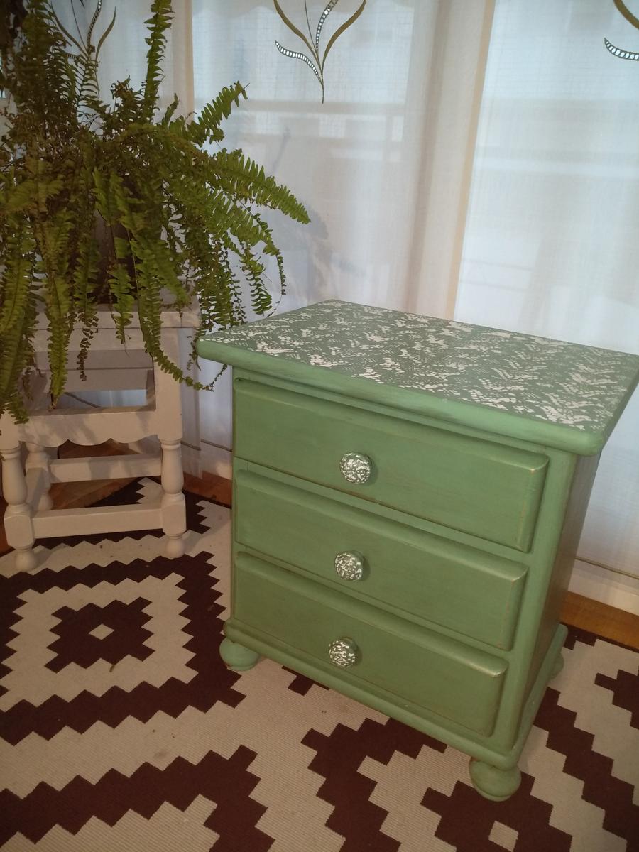 decorar-mesita-con-blonda-como-stencil