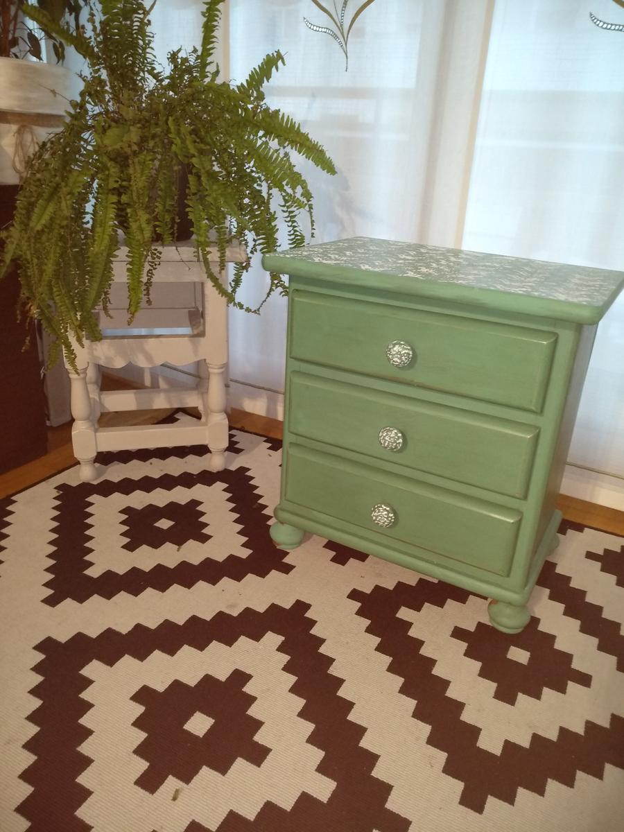 decorar-mesita-con-blonda-como-stencil