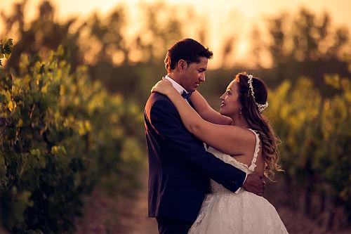 Foto de novios enamorados en boda