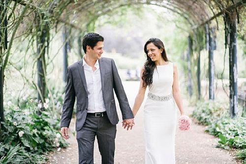 Novios llegando juntos a su boda civil
