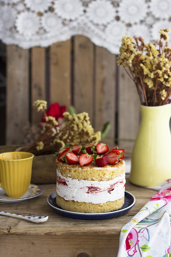 Tarta de Merengue con Almendras y Cheesecake con fresas