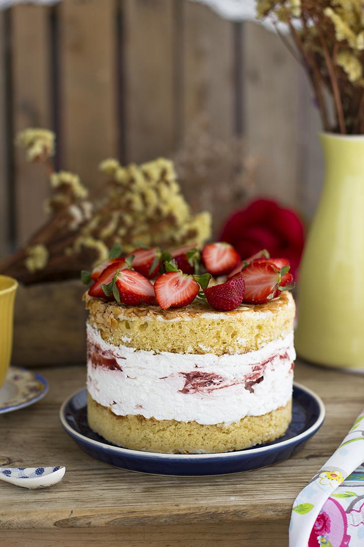 Tarta de Merengue con Almendras y Cheesecake con fresas
