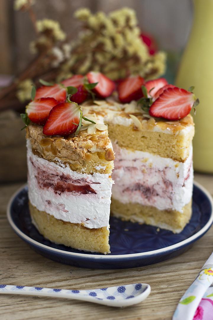 Tarta de Merengue con Almendras y Cheesecake con fresas