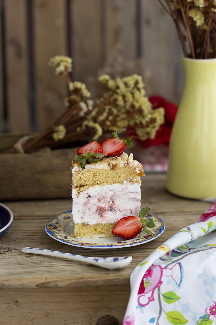 Tarta de Merengue con Almendras y Cheesecake con fresas