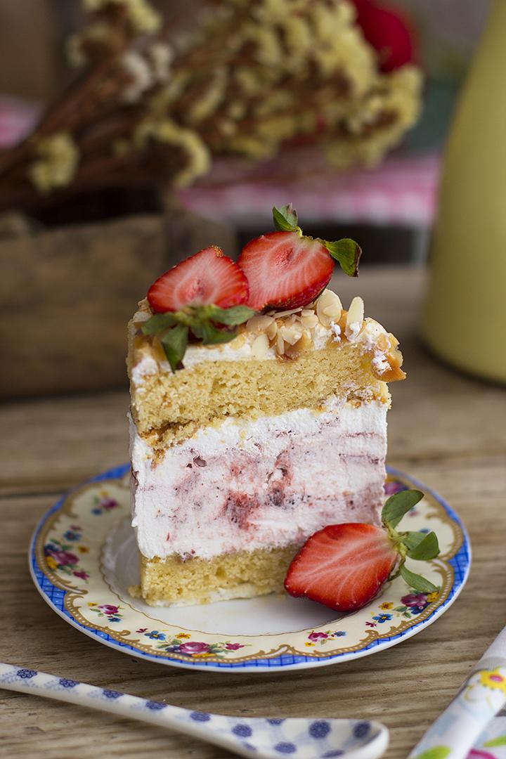 Tarta de Merengue con Almendras y Cheesecake con fresas