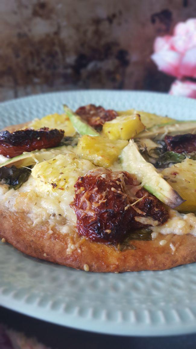 Pizza integral con brandada de bacalao y piña