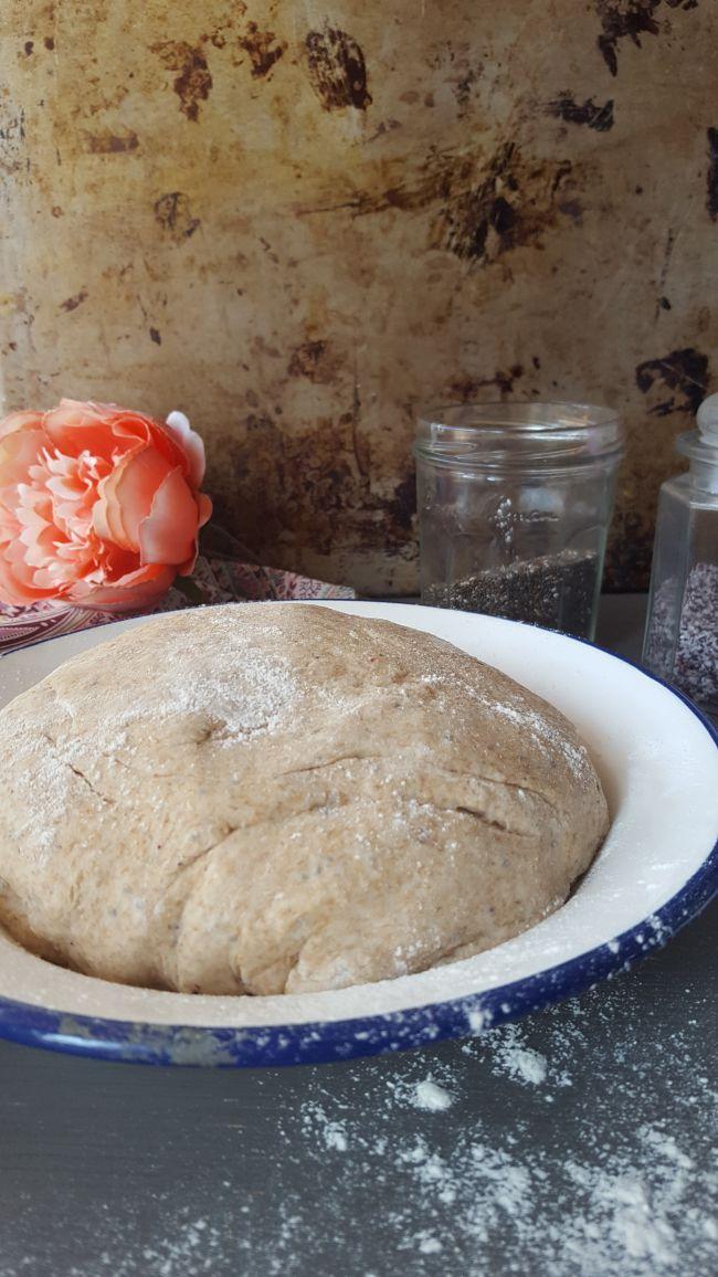 Pizza integral con brandada de bacalao y piña